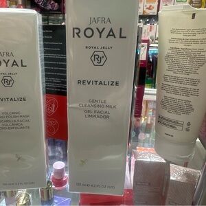 JAFRA Royal Revitalize Gentle Cleansing Milk - Cream
